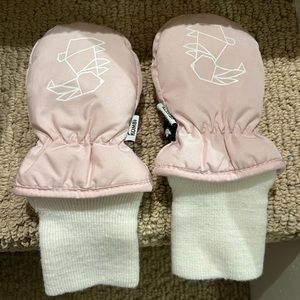 Kombi baby mittens